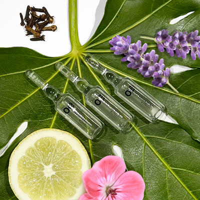 immagine del prodotto fiala essenza ambientata su sfondo neutro con attorno tutti gli ingredienti